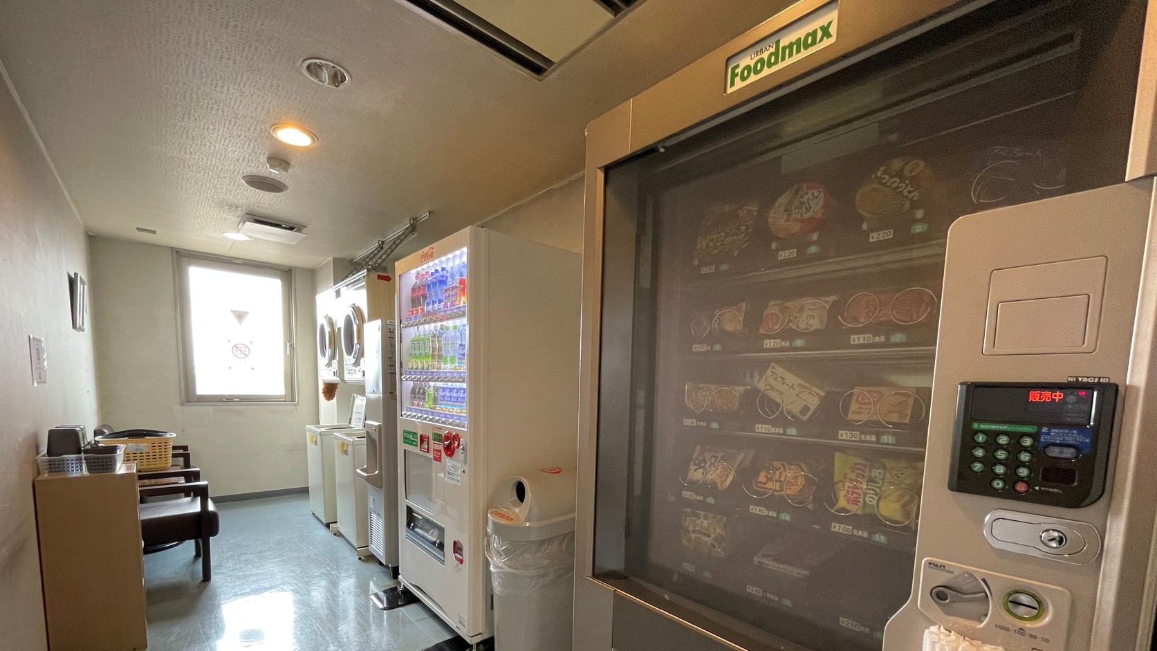 【自動販売機】※アルコール類は1階のみ、スナック・軽食は4階にございます。