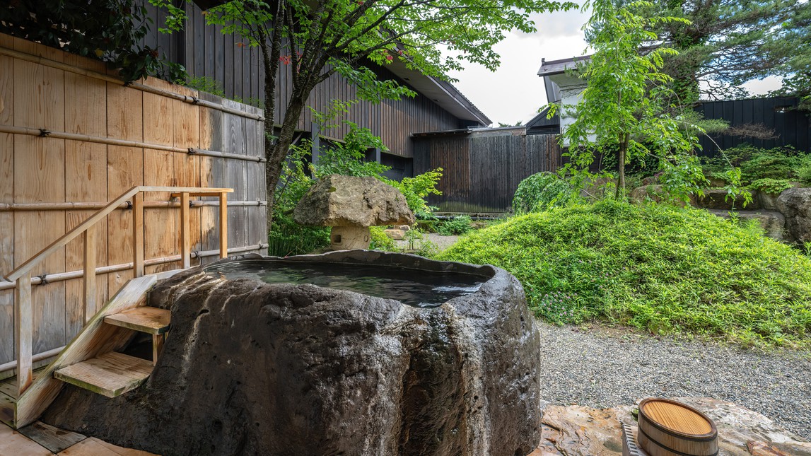 【SAKURA02】1F、蔵王岩の露天風呂付き客室