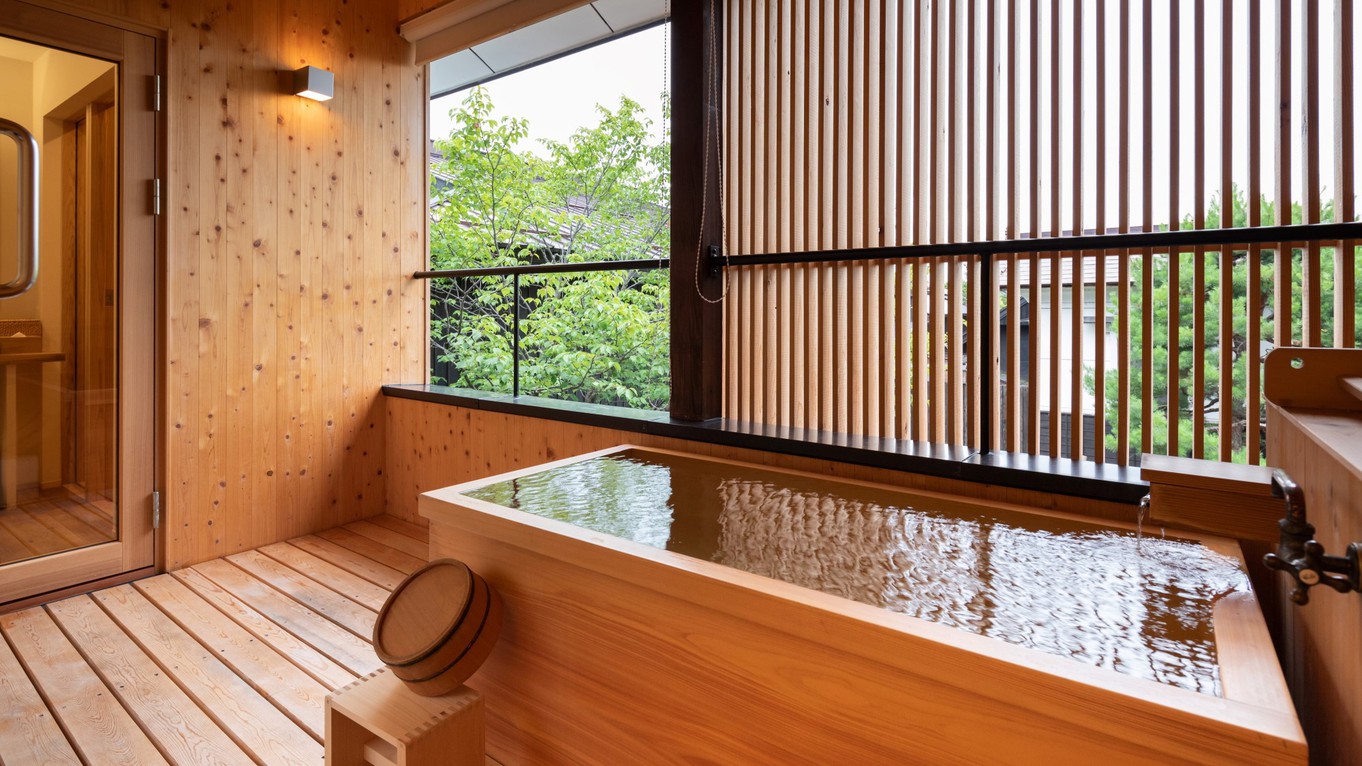 【SAKURA05】2階の露天風呂はヒノキ。木肌の優しさとほのかな硫黄の香りを“;自分湯”;で満喫