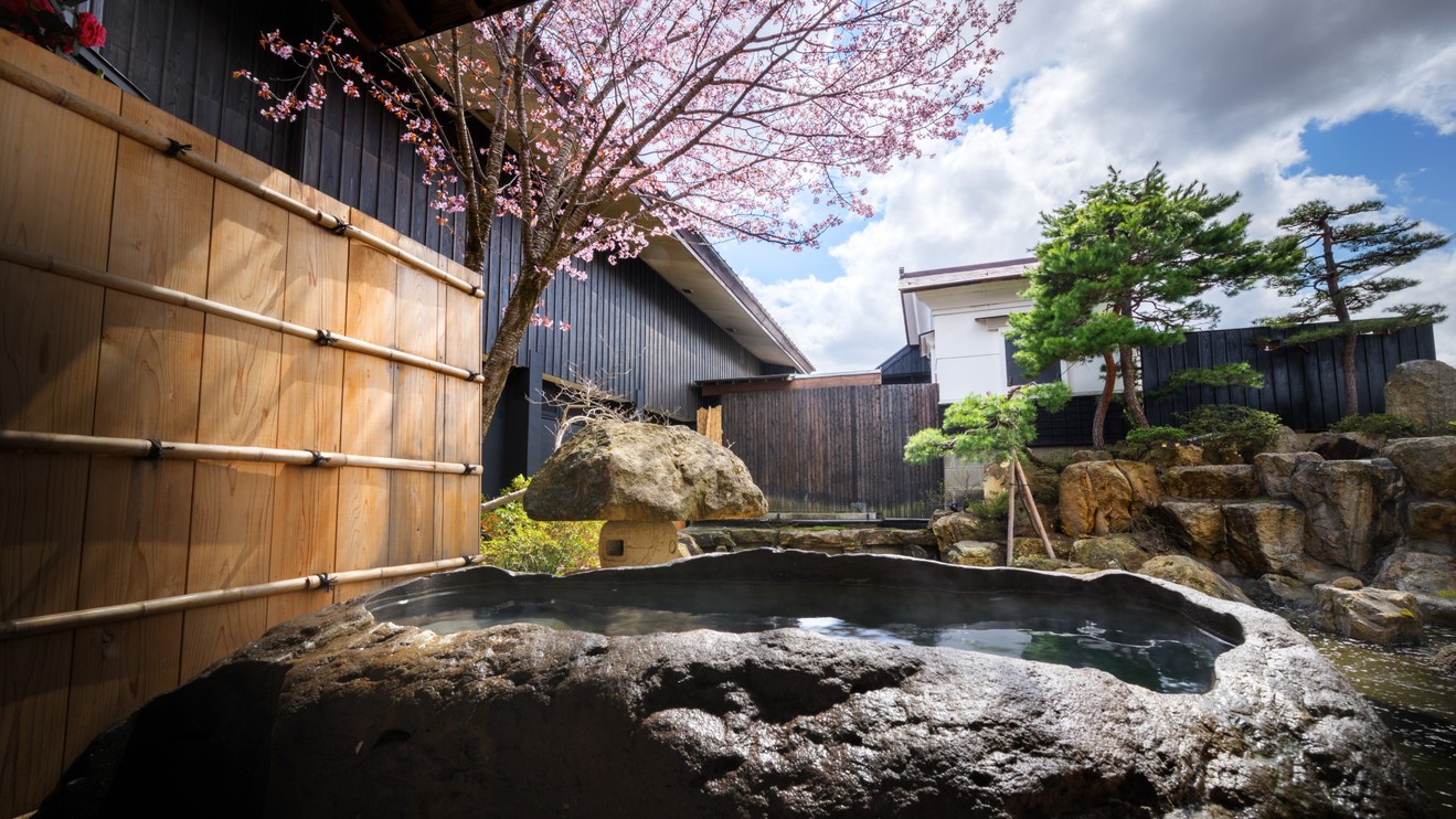 【SAKURA02】貴重な蔵王石の巨石をくり抜いた露天風呂、春は桜を眺めるお部屋