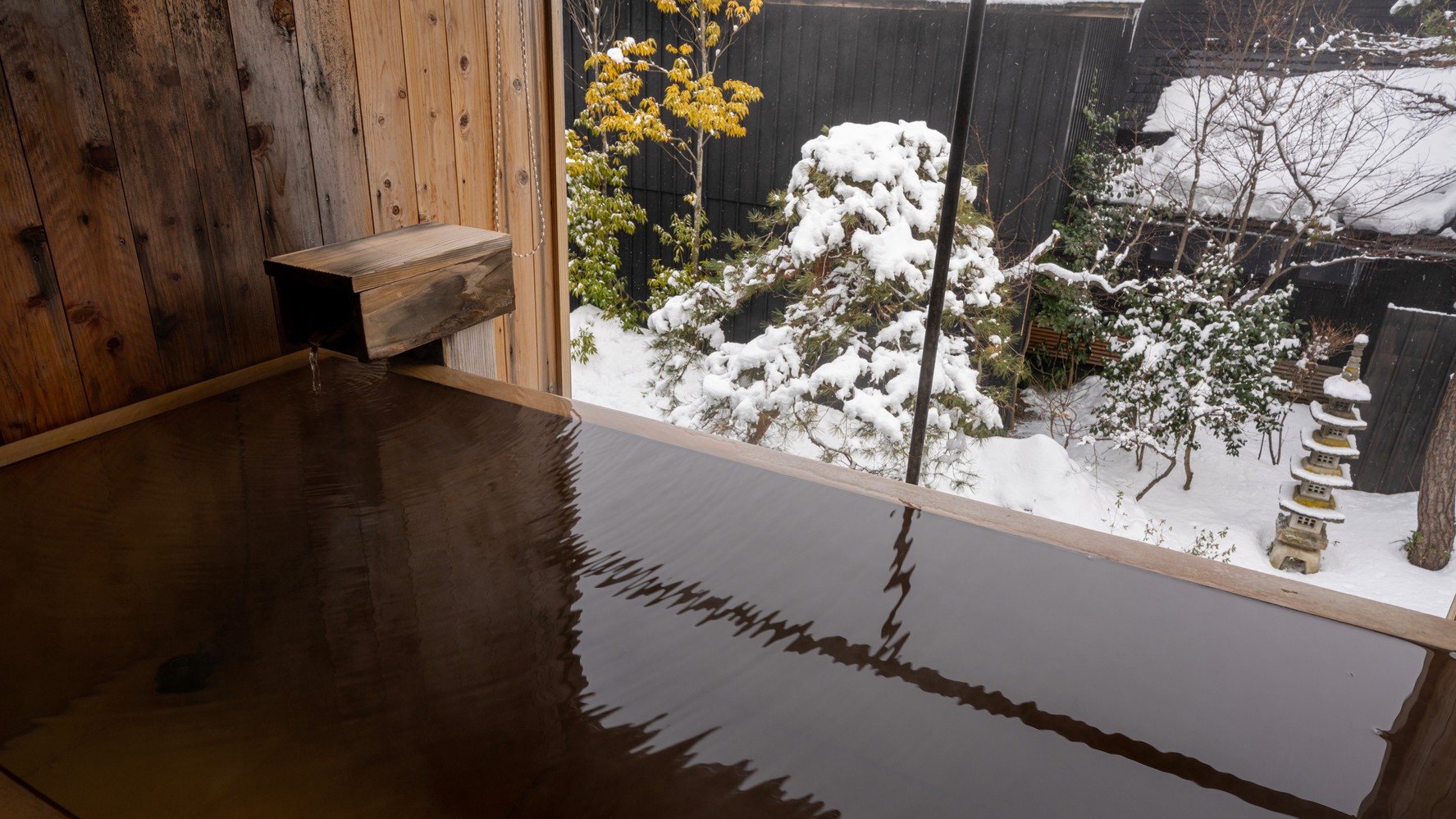 【KURA06】雪景色を眺める露天風呂