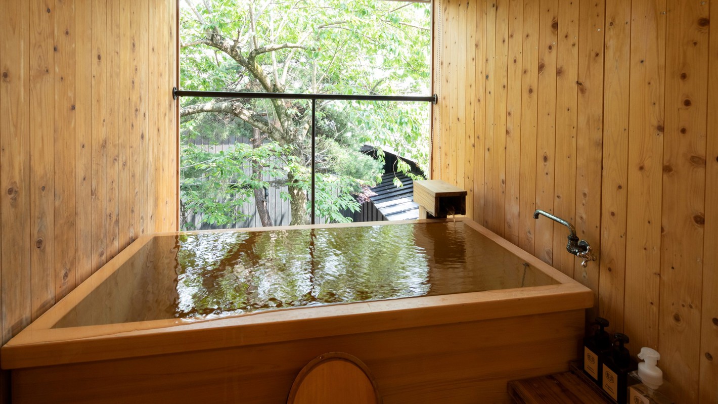 【KURA07】露天風呂はヒノキ。正面に中庭を望み、大きな桜の木を眺める