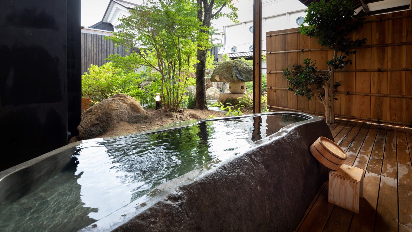 【SAKURA03】春には蔵王石をくり抜いた露天風呂に浸かりながらお花見を！新緑の湯あみも格別
