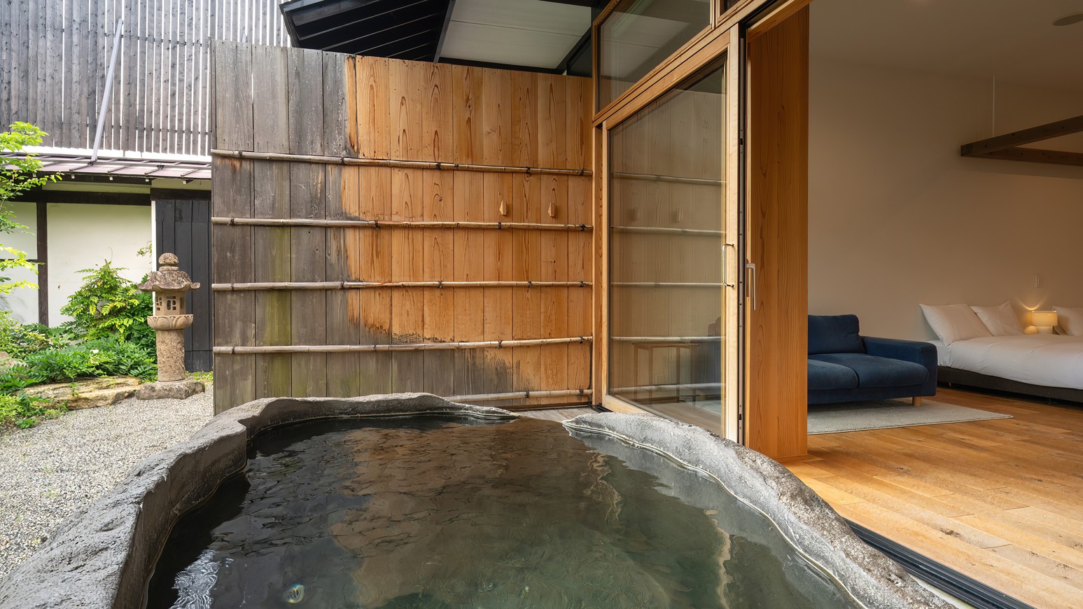 【SAKURA02】1F、中庭を眺める蔵王岩の露天風呂付き客室