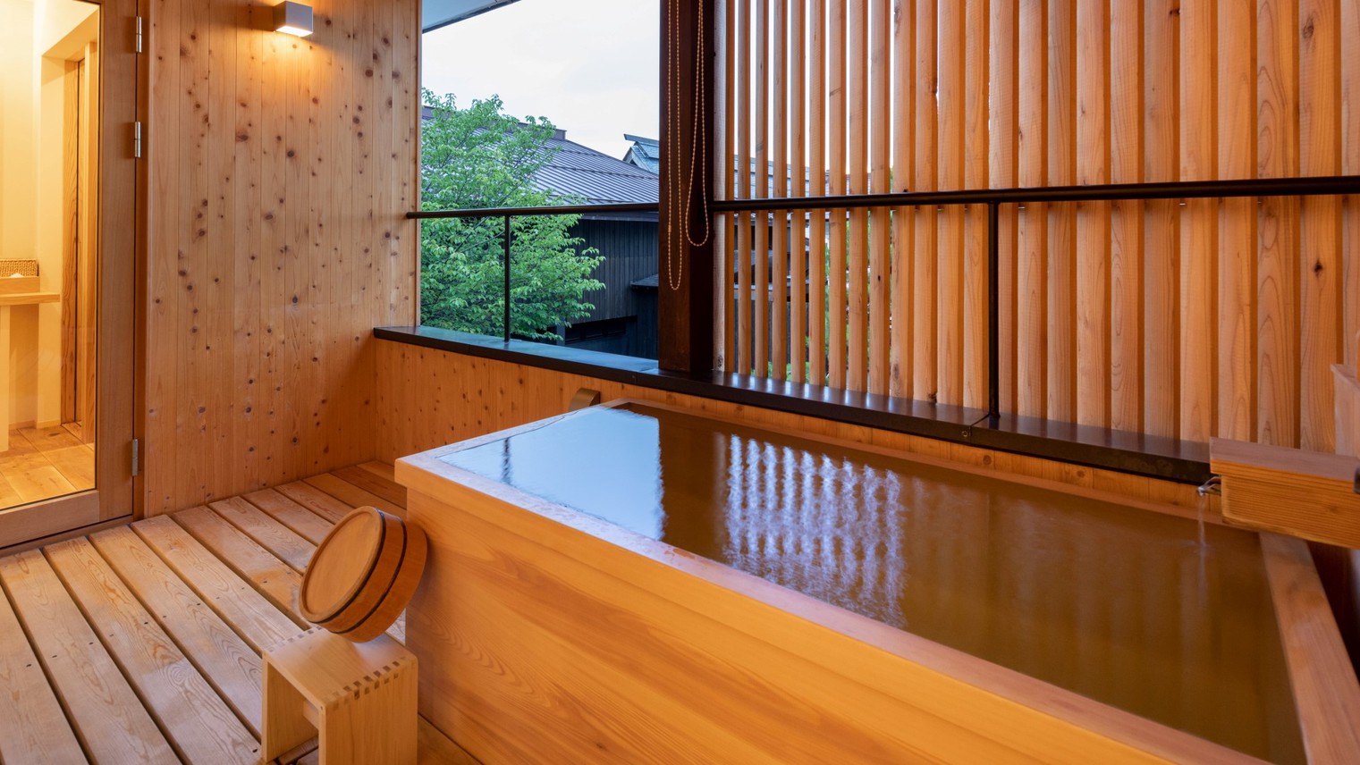 【SAKURA04】2階はヒノキの露天風呂