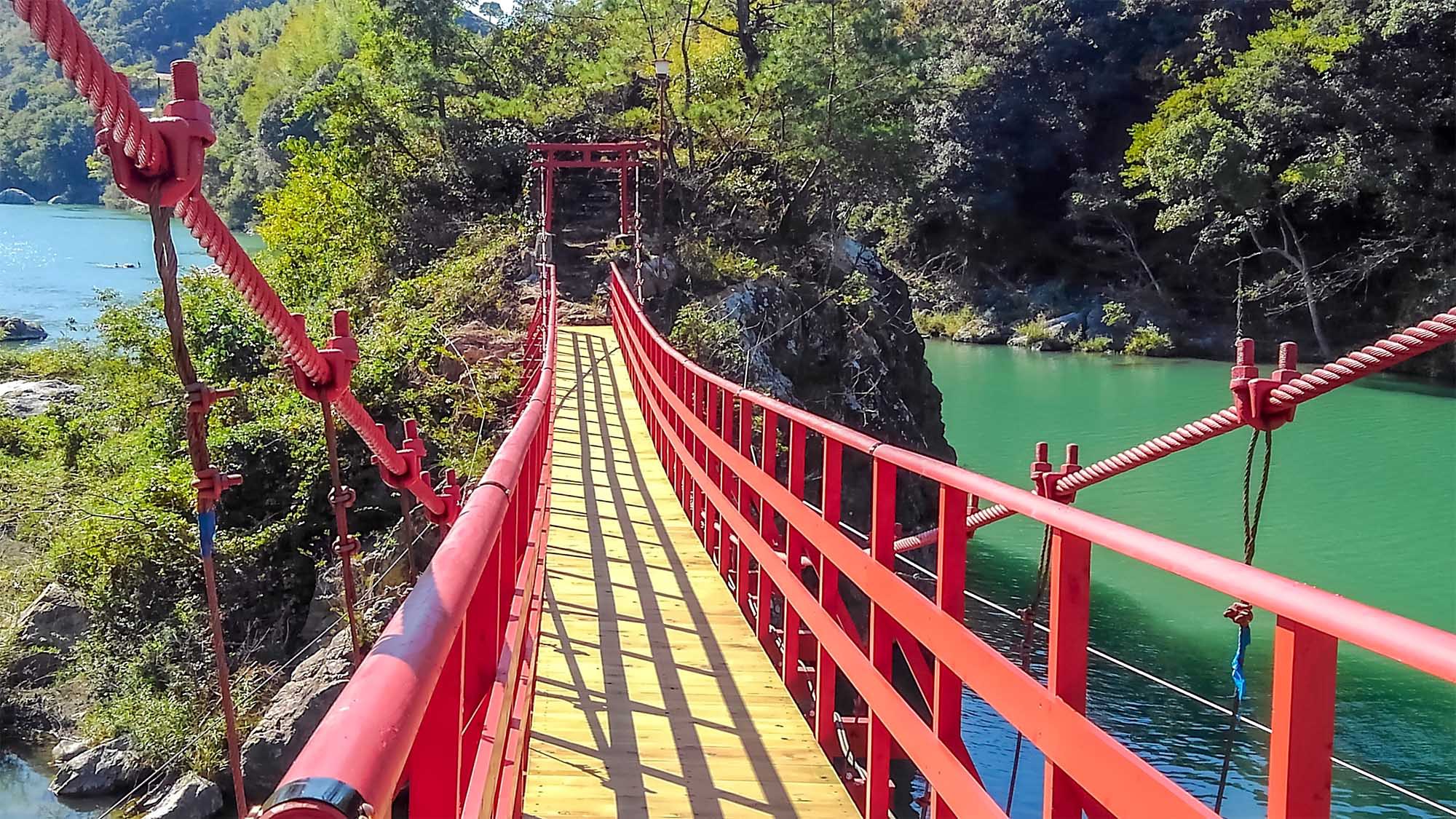 ・物部川の中に岩の島と鳥居があります。そちらへはこの赤い橋で渡れます