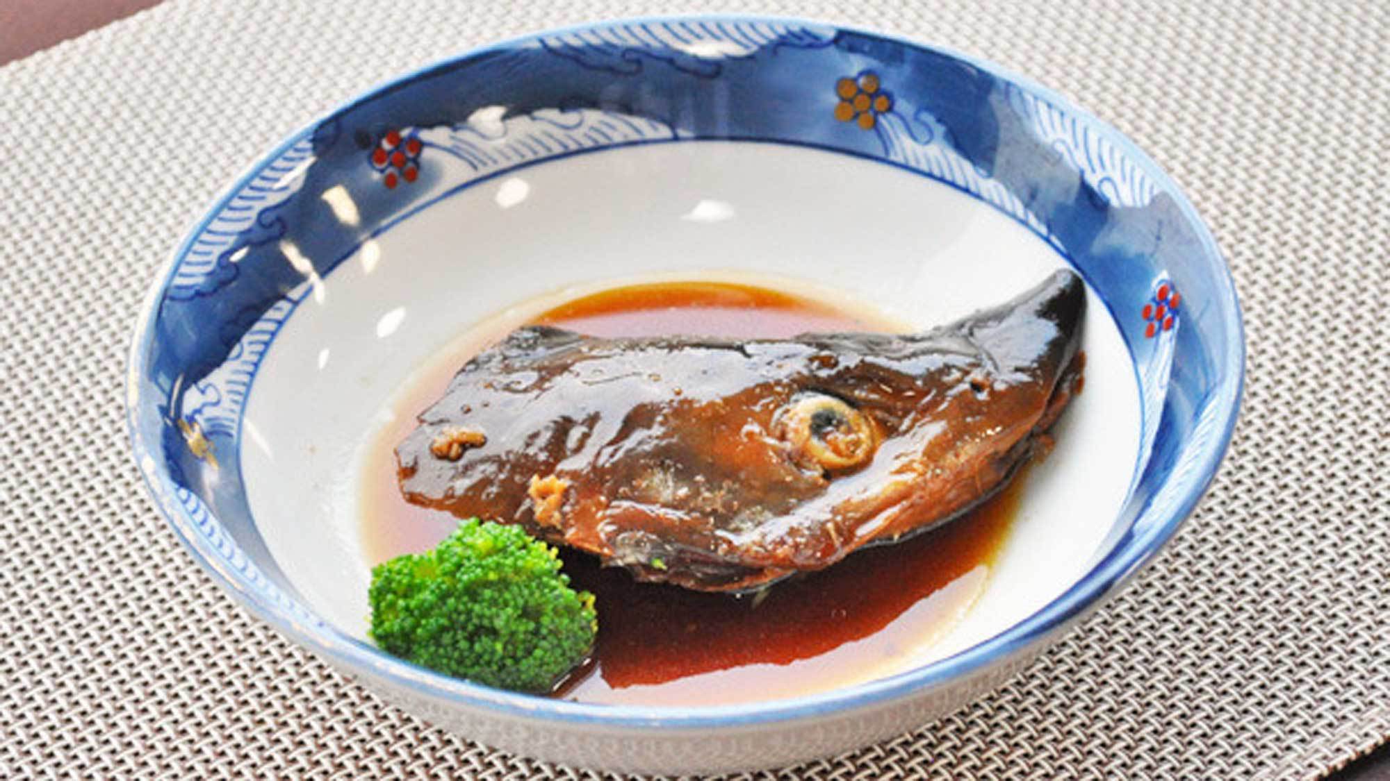 【ご夕食一例】評判の「鮭の兜煮」は骨まで食べられる柔らかさ。