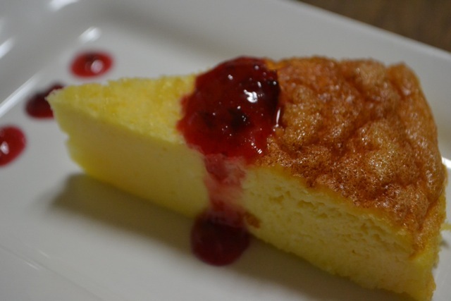 ローゼルソースのしっとりチーズケーキ