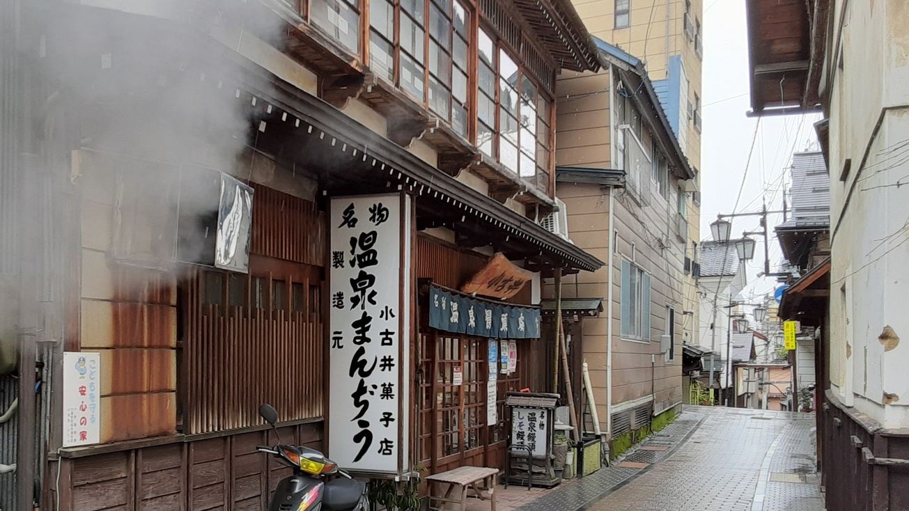 *渋温泉の四季（冬）／温泉まんじゅうを蒸かす湯気がモクモクと立ち上がり、温泉街らしい風情があります。