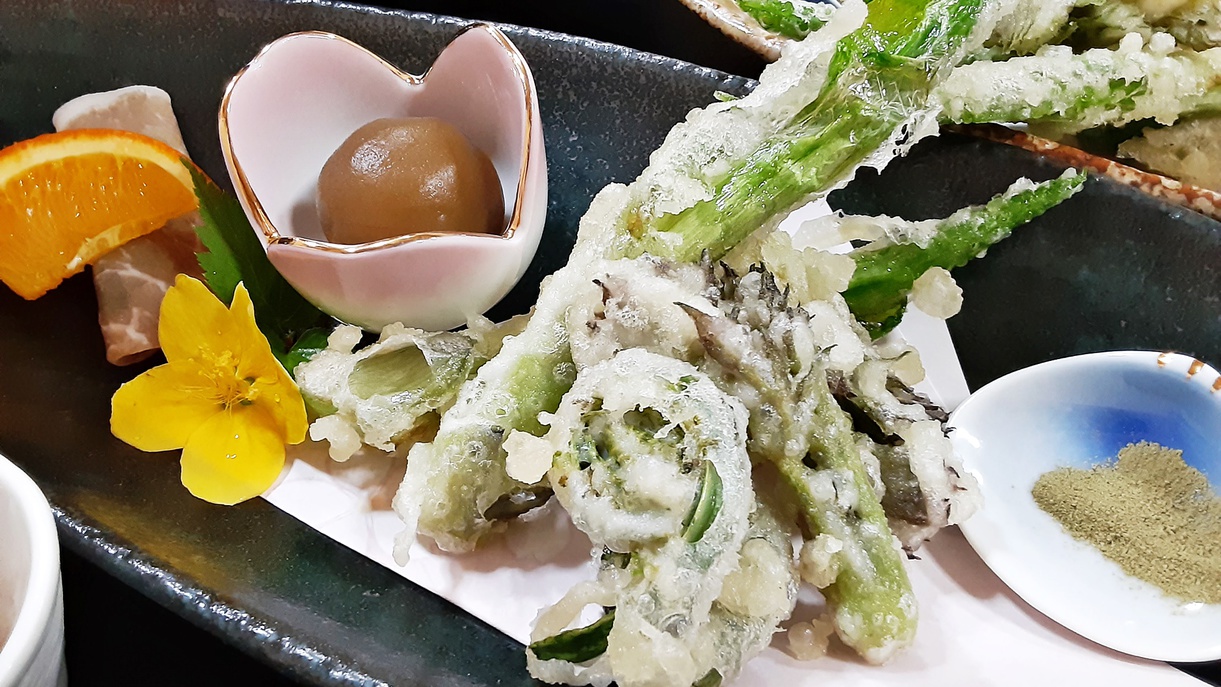 *料理一例（山菜の天麩羅）／ウルイ・コゴミ・タラの芽・ヤマウド…;お抹茶塩でどうぞ。