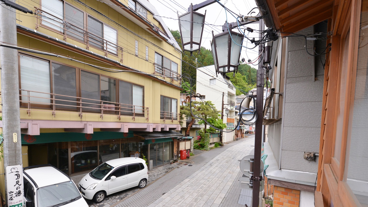 *お部屋からの景観/窓辺に腰かけて、渋温泉街を望みながら旅情に浸るひと時をお過ごし下さい。