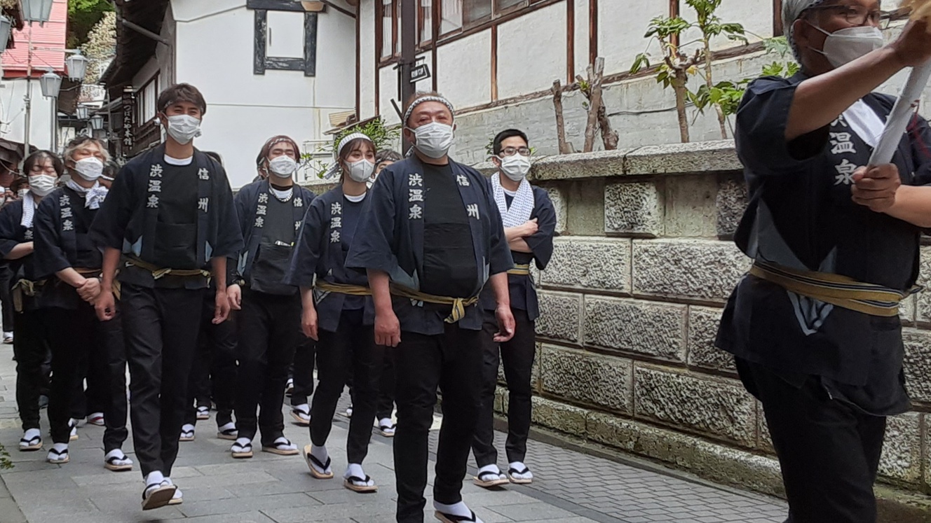 *渋温泉の四季（春）／七年に一度の御柱祭。黒の股引、黒の腹掛けの揃い装束を着たお練り行列です。