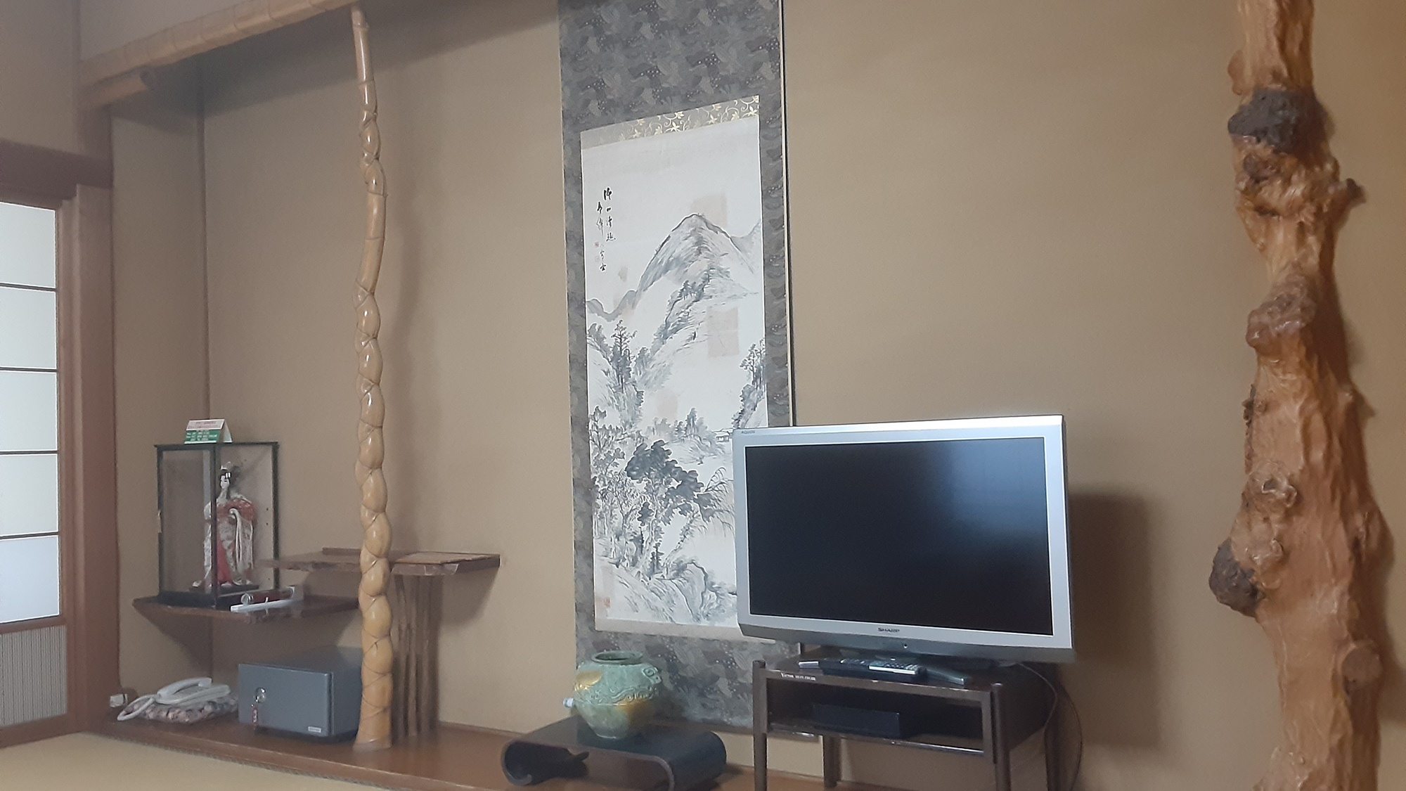 *客室の設え／床の間にはそれぞれ意匠を凝らしています。丸太杉の床柱で、趣深い空間を演出します。