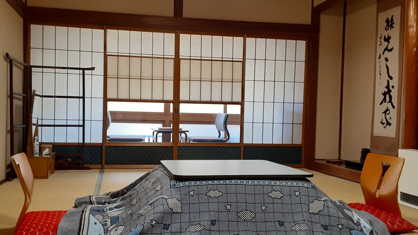 *客室の設え（冬）／冬には客室に炬燵が入ります。雪を見ながら炬燵でのんびり♪