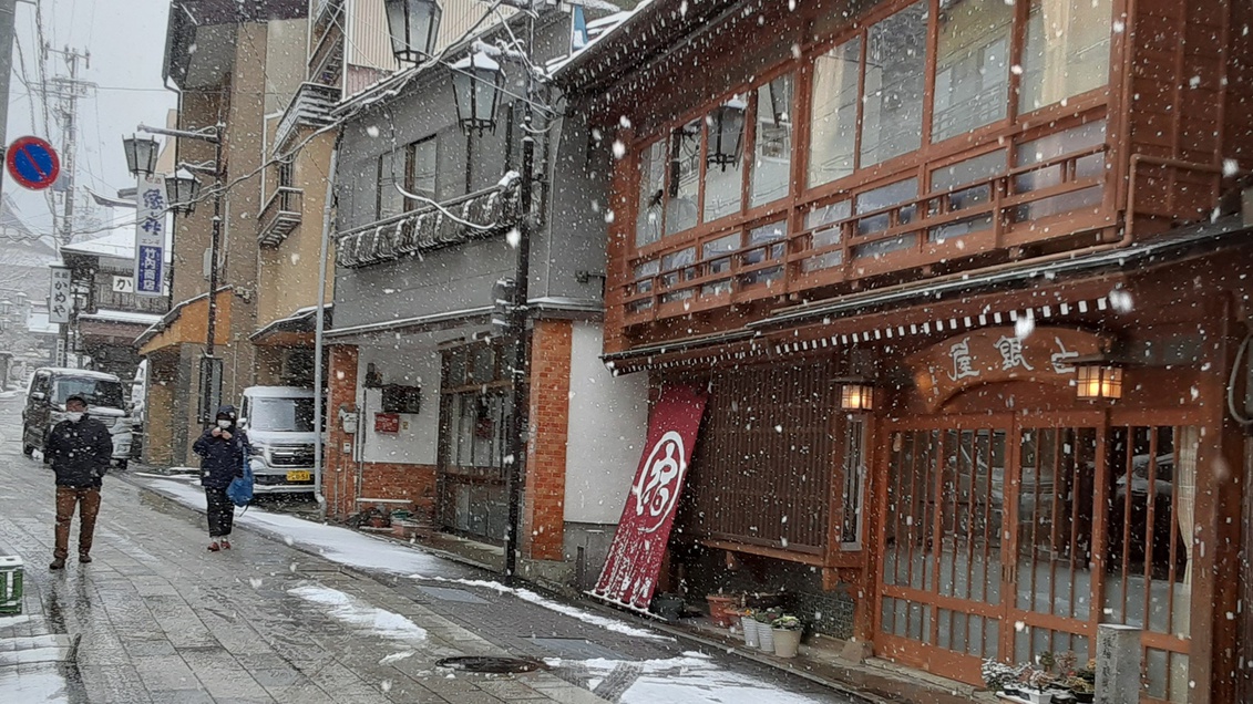 *外観（冬）／初冬の渋温泉街。雪景色の中の散策もオツなものです。