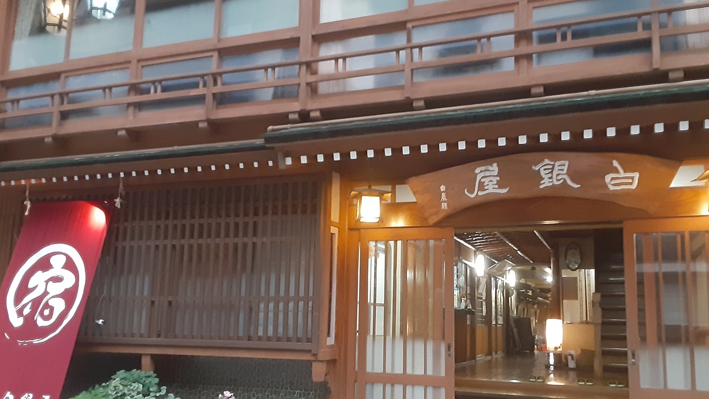 *外観（冬）／夕暮れ時の渋温泉街。街灯の明かりに照らされ、カランコロンと浴衣で歩く姿が絵になります。