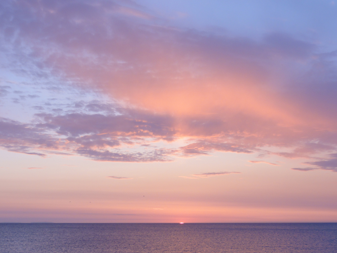 海岸からの眺め海にしずむ夕日は絶景！