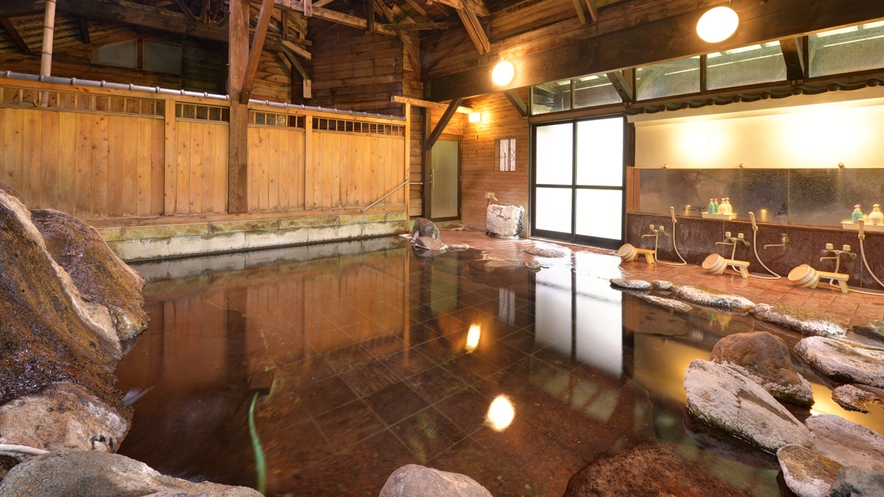*大浴場（男湯）/豊富な湯量を誇る赤倉温泉。源泉溢れる岩風呂で癒しのひと時をお過ごし下さい。