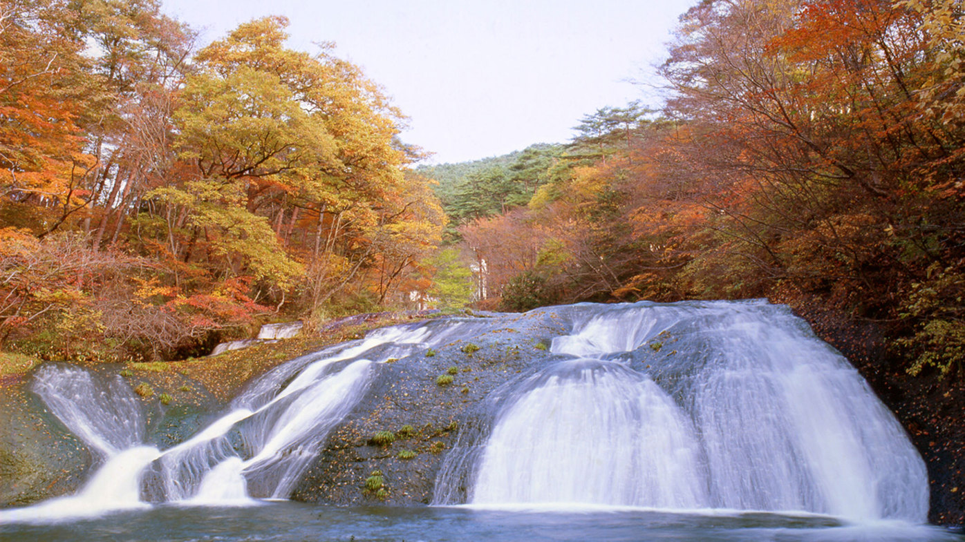 イーハトーブの風景地「釜淵の滝」（秋）