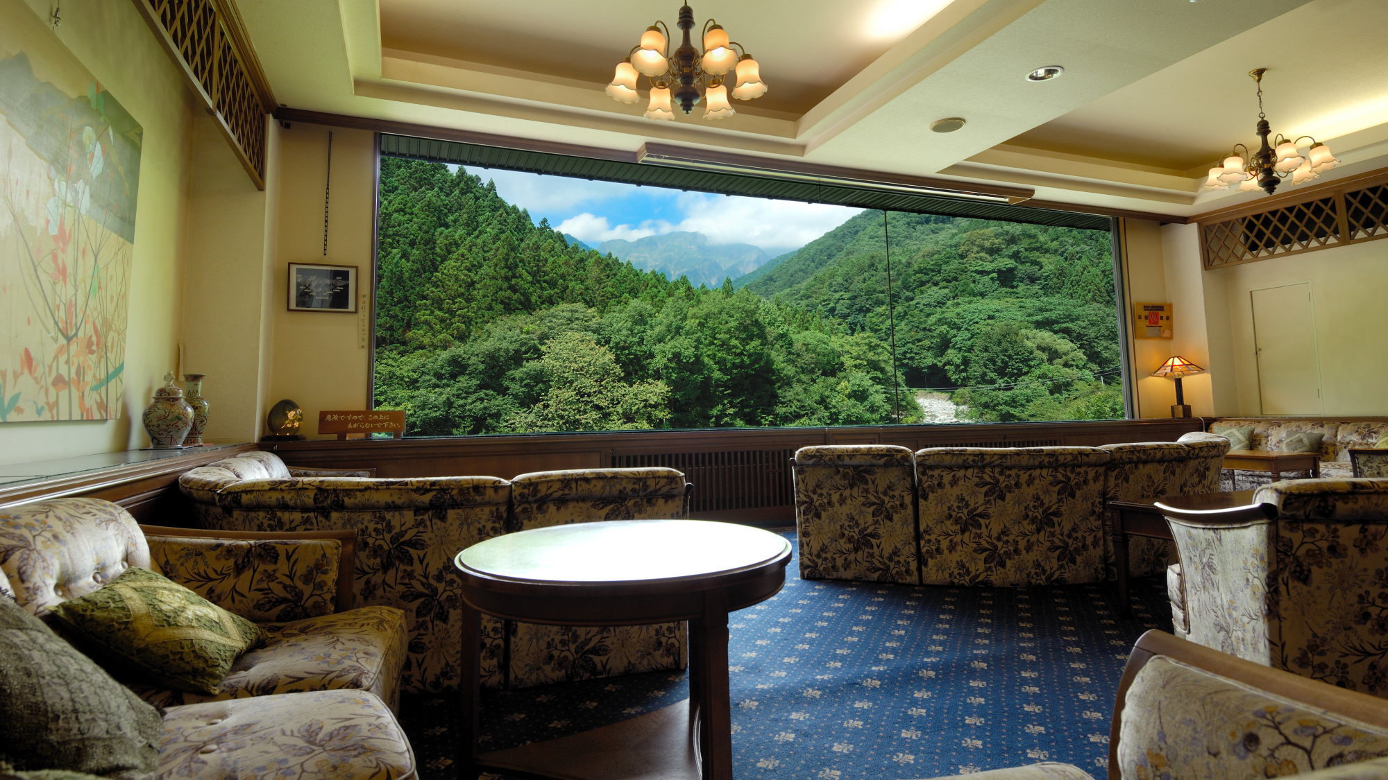 【展望ラウンジ】雄大な谷川岳が眼下に広がるラウンジで優雅なひとときをお過ごし下さい。