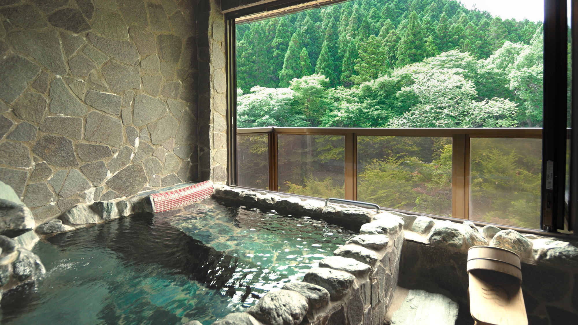 谷川岳を望む源泉かけ流し半露天風呂付客室/和室10畳+4.5畳（一例）