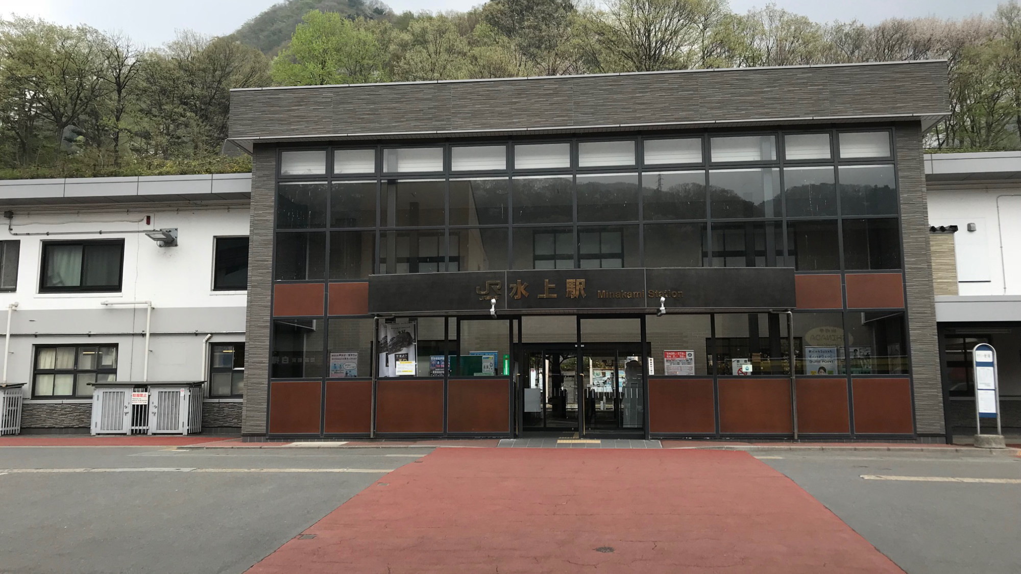 水上駅まので送迎可能です！出ましたら右手の方に車を付けます。（写真では左側）