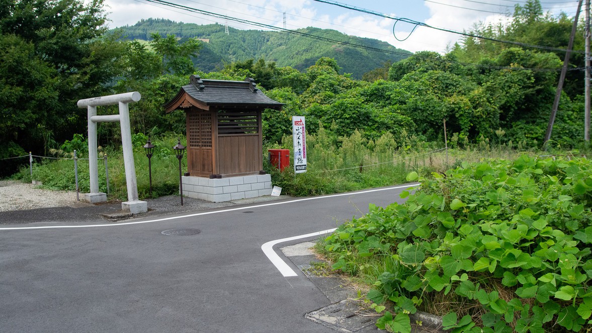 石神前駅入口の信号から道なりに進みます。