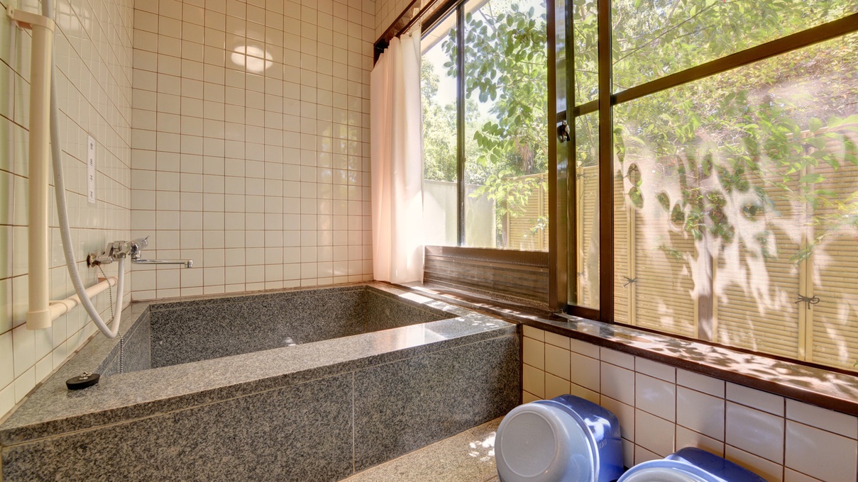 *和室１０８号室/客室専用のお風呂でゆったり湯船に浸かりプライベートな時間をお愉しみ下さい。
