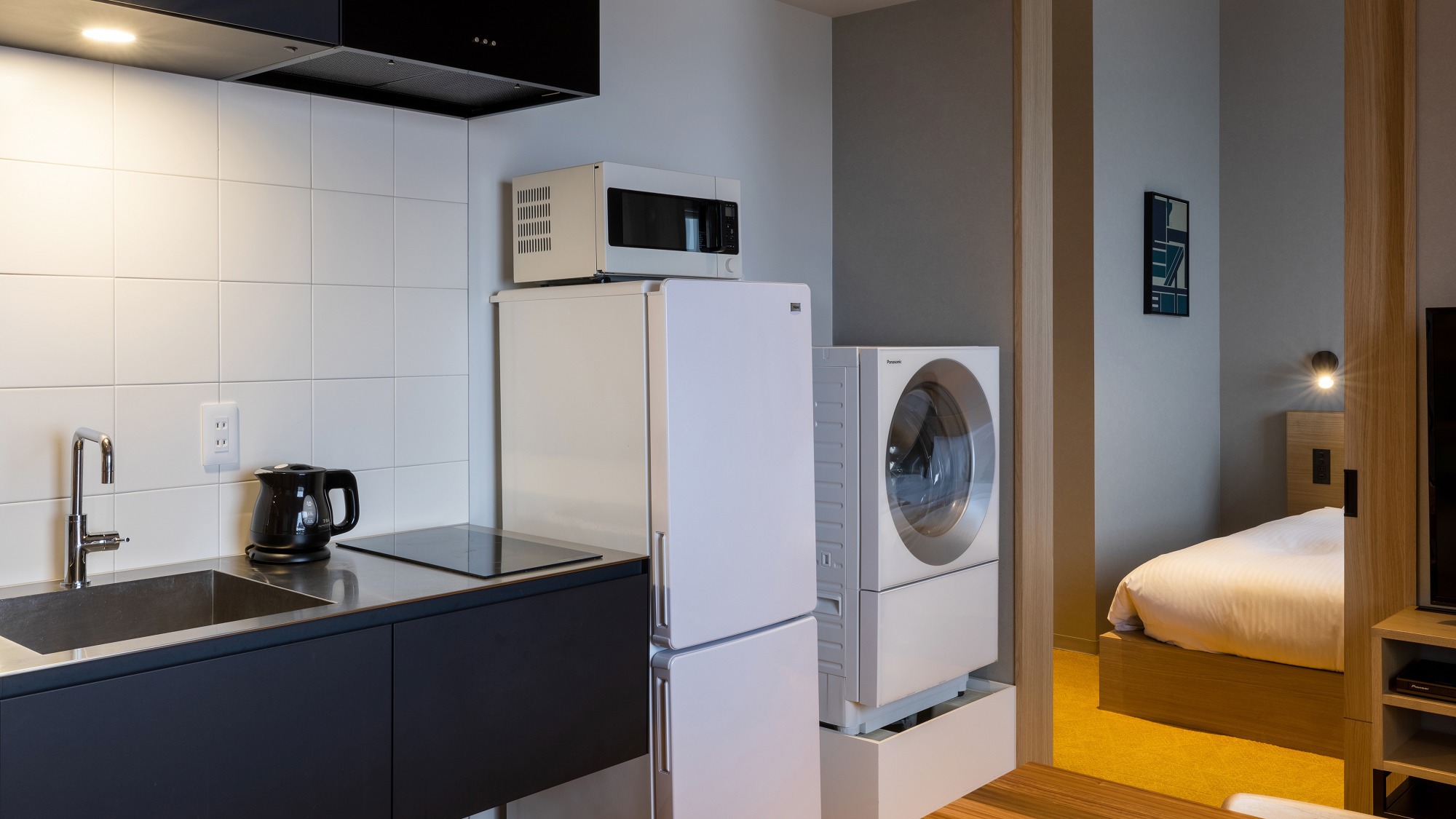 バンクベッドルーム｜キッチン、電子レンジ、冷蔵庫、洗濯機を完備。