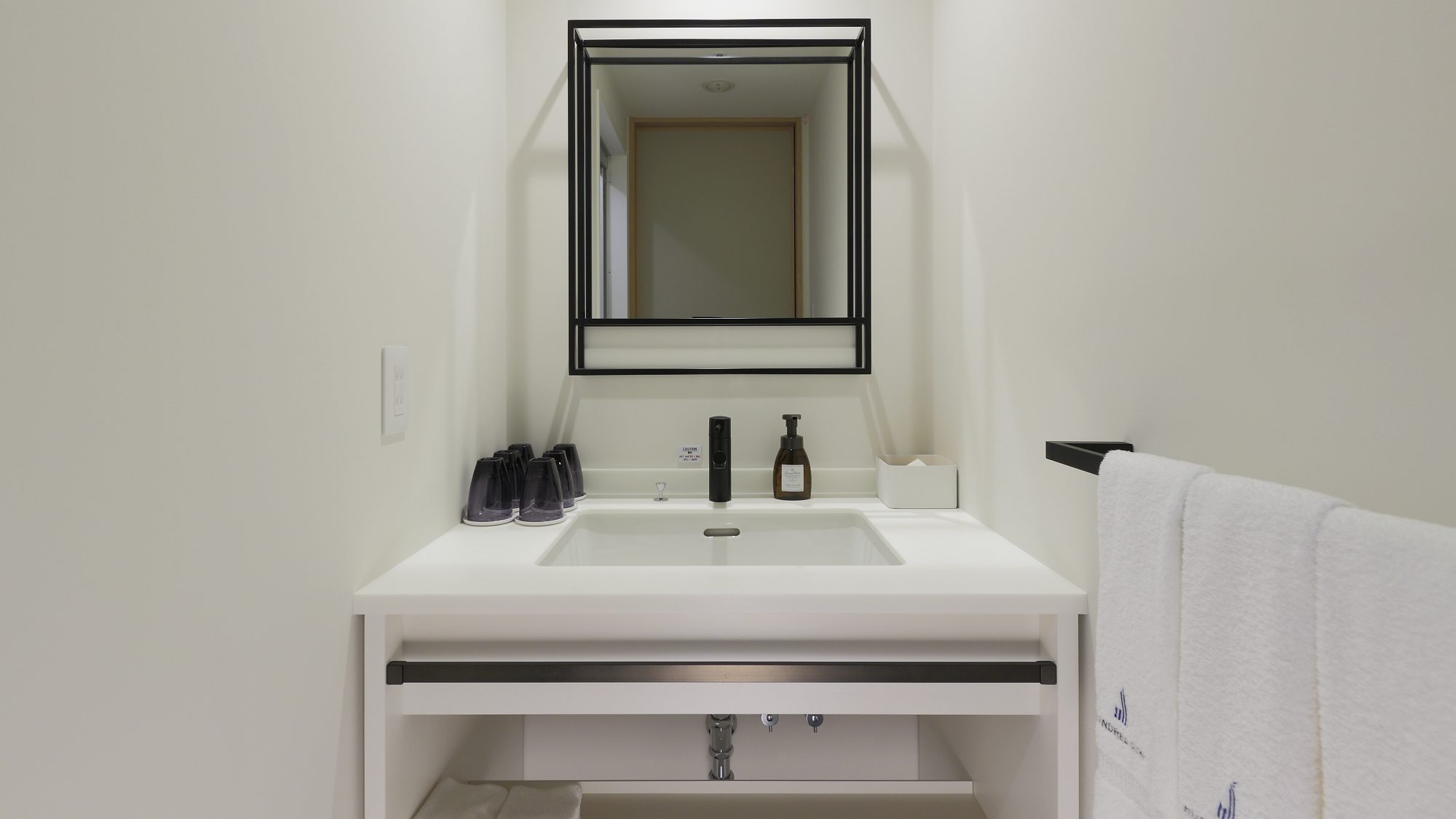 葵バンクベッドルーム｜洗練されたデザインの洗面台。