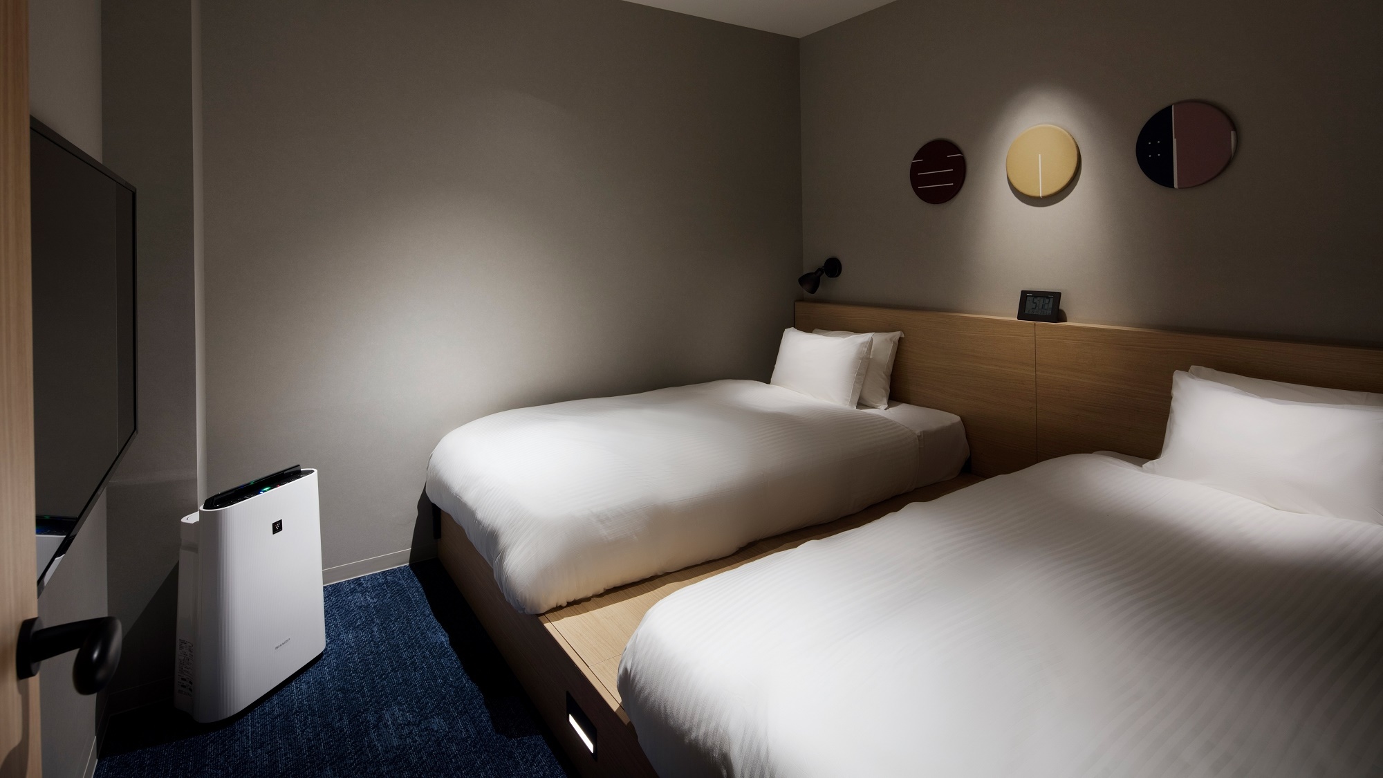 スカイバンクベッドルーム｜ベッドルームにベッド2台、リビングに2段ベッド1台を備えた客室。