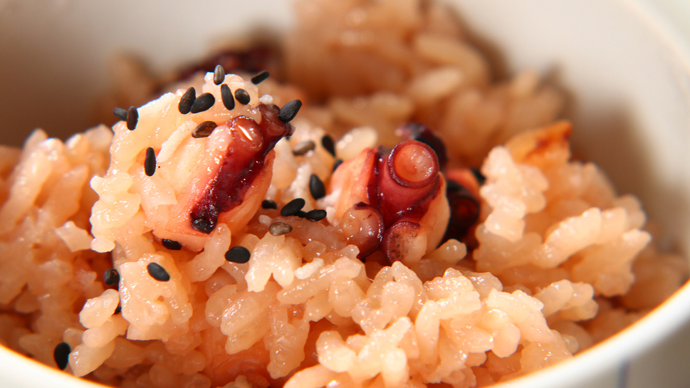 【お食事】夕食一例・たこ飯。しっかりとしたもち米がアクセントに♪