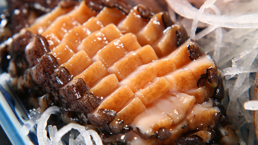 【お食事】夕食一例・アワビの刺身貝の王様と言われるアワビ