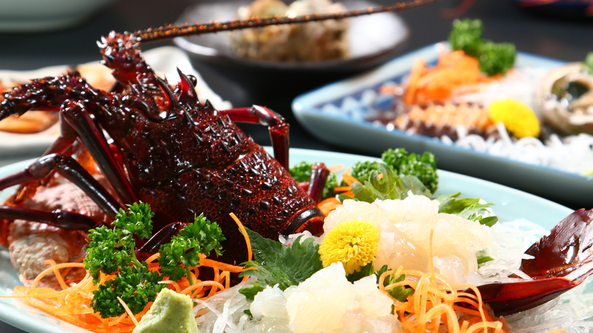 【お食事】夕食一例・伊勢海老のお造り甘みとプリプリした食感が楽しめます