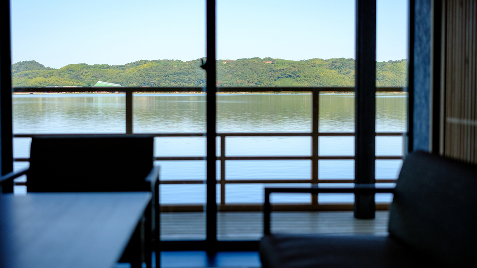 【利久1‐和洋室ツイン】内風呂からも東郷池の景色がご覧いただけます。