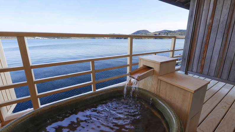 【利久1‐和洋室ツイン】東郷湖を眺める露天風呂。