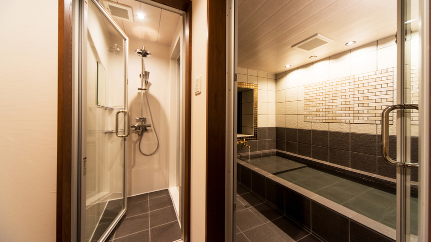【夕陽亭‐和モダン特別室ツイン】源泉内風呂と、独立したシャワーブースがございます。