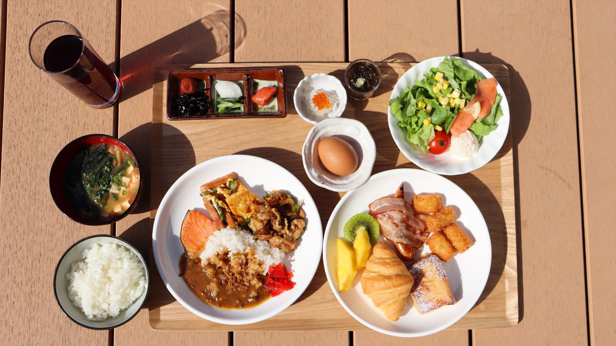【朝食】宮古島食材を使った和洋の日替わりメニューをご用意。