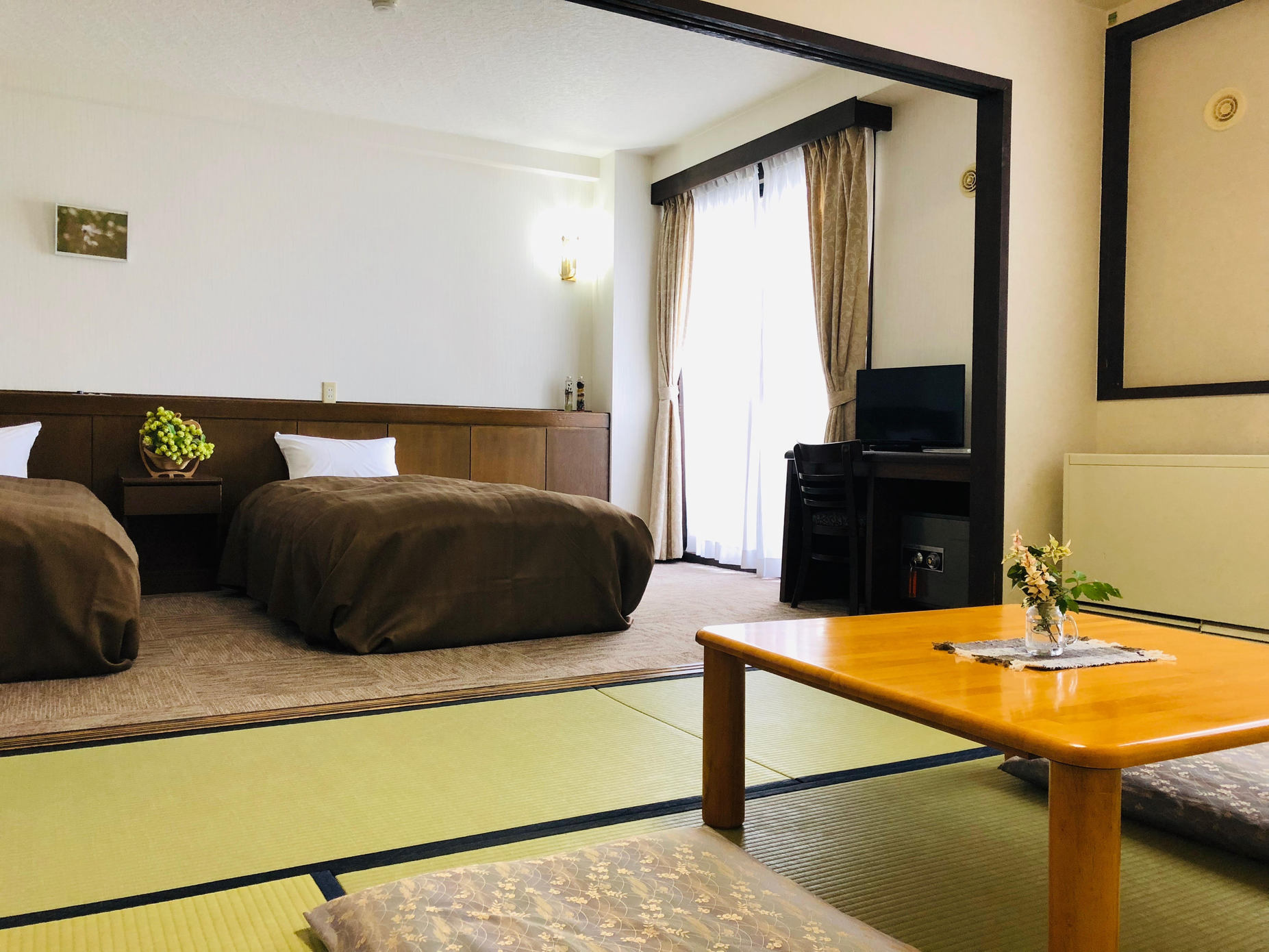 Hotel Belle-Cour Inomata The 3-star Hotel Belle-Cour Inomata offers comfort and convenience whether youre on business or holiday in Nagano. Featuring a satisfying list of amenities, guests will find their stay at the propert