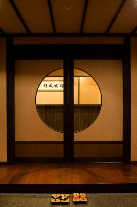 丸い扉の向こうには、瀧見館のスローで豊かなな時間が流れています。