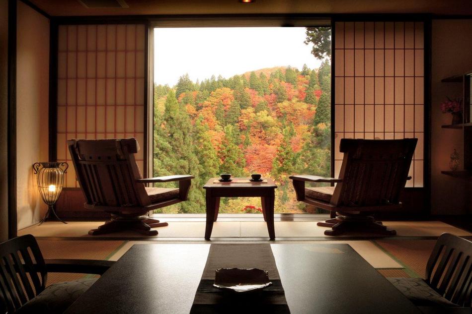 一枚の絵画を眺める様な秋のお部屋。静かな時間が流れます。