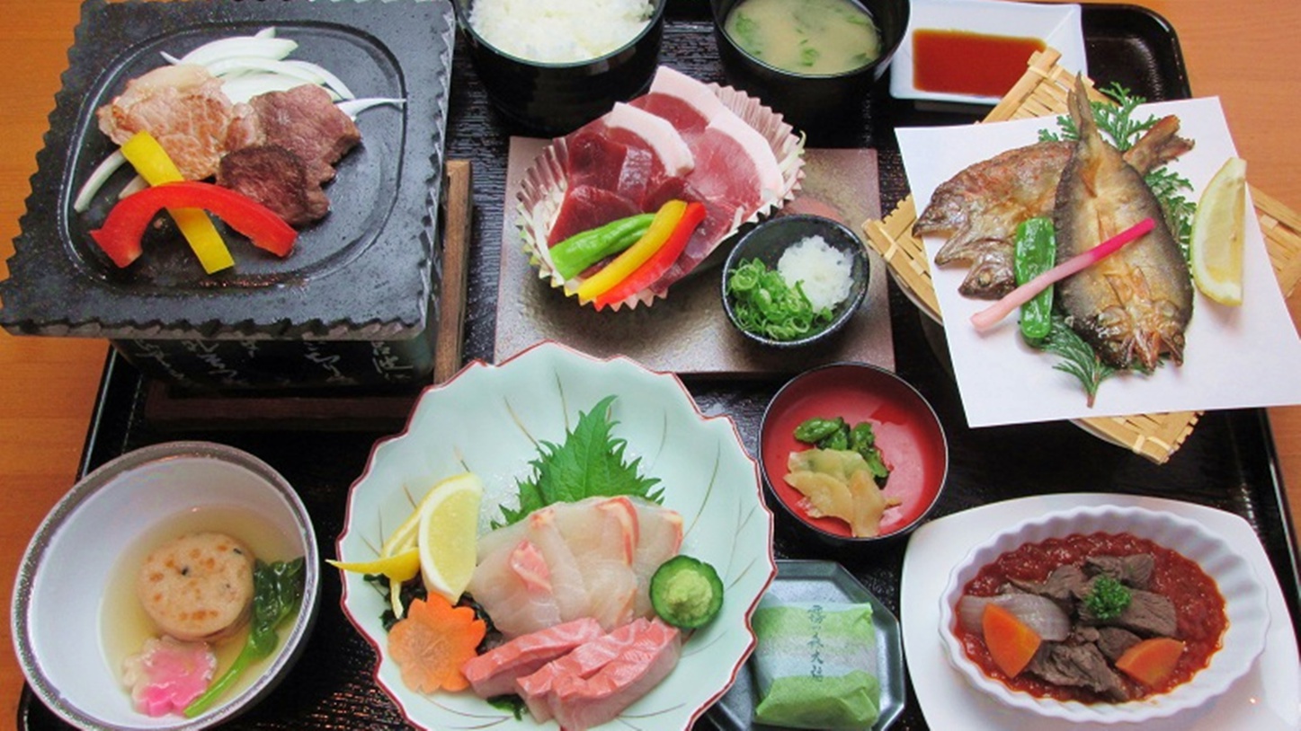 野性味あふれる猪・鹿肉をジューシーに食す！山里ならではの贅沢＜石焼き御膳＞