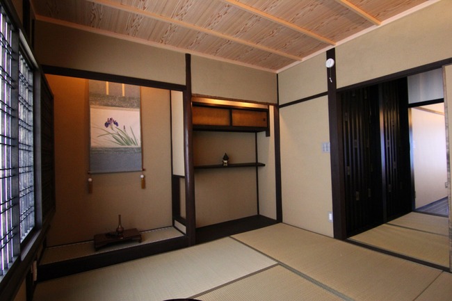 2階の和室は床の間のある純和室で、落ち着いた空間です。