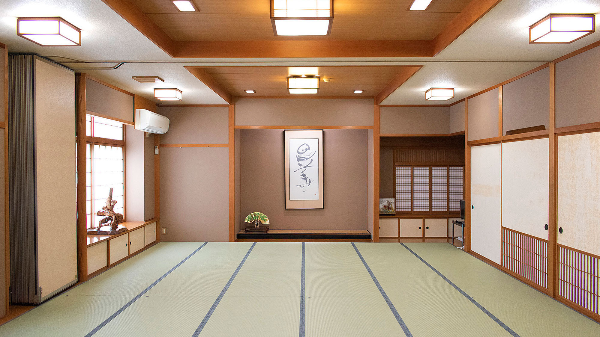 ・広さ30畳の大広間会食・会議・研修・合宿など、多目的にご利用下さい