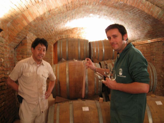 オリジナルワイン制作、イタリアに味を何度も確認に行きます。