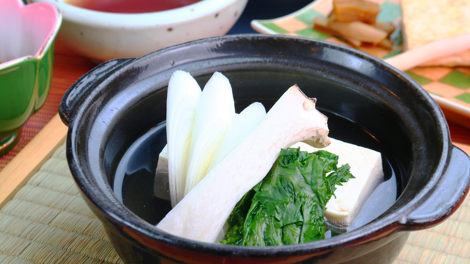 【朝食】地物野菜や旬の山の幸を使用した、からだにやさしい和朝食。