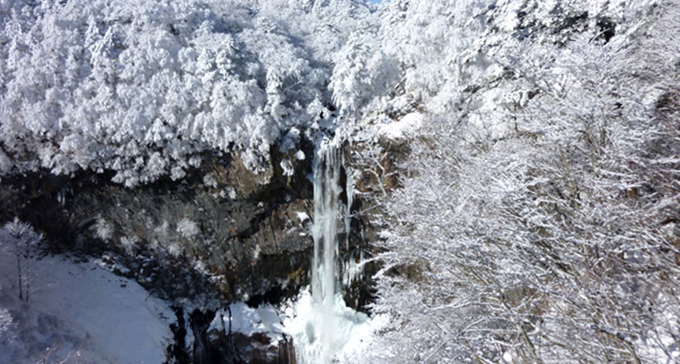 *【冬】華厳の滝幻想的な白さに包まれます。