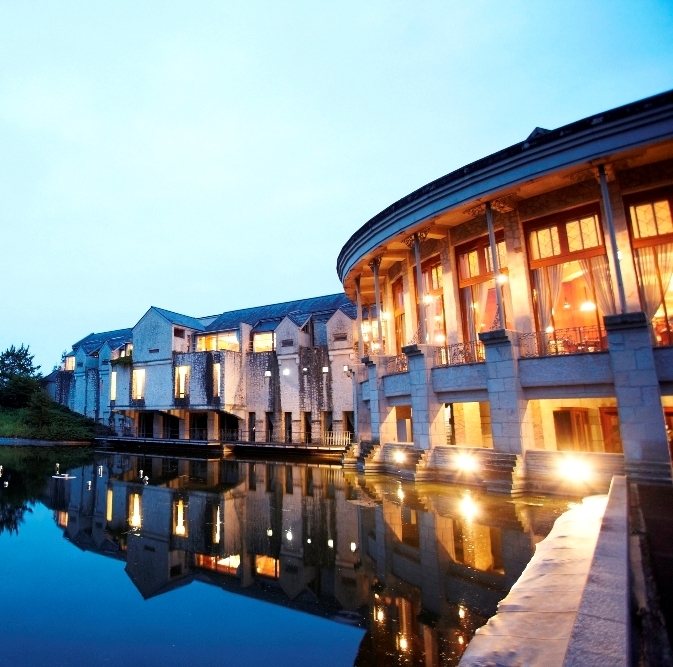 クラブハウス(右)