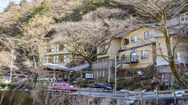 【*外観】湯の山温泉の最奥に位置する隠れ家のような宿