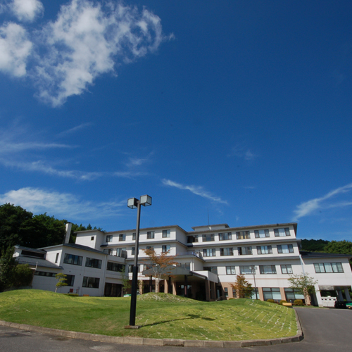 【空の庭リゾート】旅館が立ち並ぶ温泉街から少し離れた森の中にあります。空も高く広く感じます。